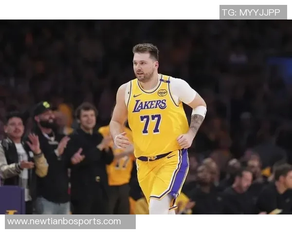 詹姆斯本赛季表现低迷球权到手立刻传给东契奇