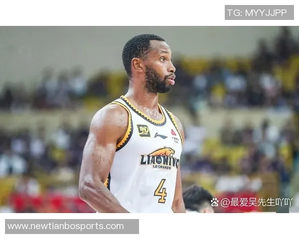 深圳外援史密斯半场表现抢眼四记三分助球队争胜