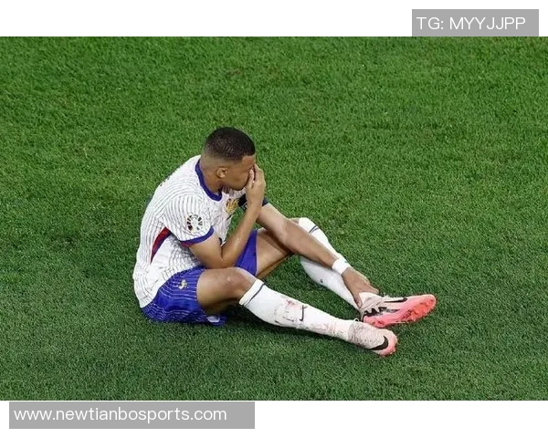 姆巴佩精彩过人引发冲突博伊罗愤怒推倒对手场面失控 姆巴佩精彩过人引发冲突博伊罗愤怒推倒对手场面失控